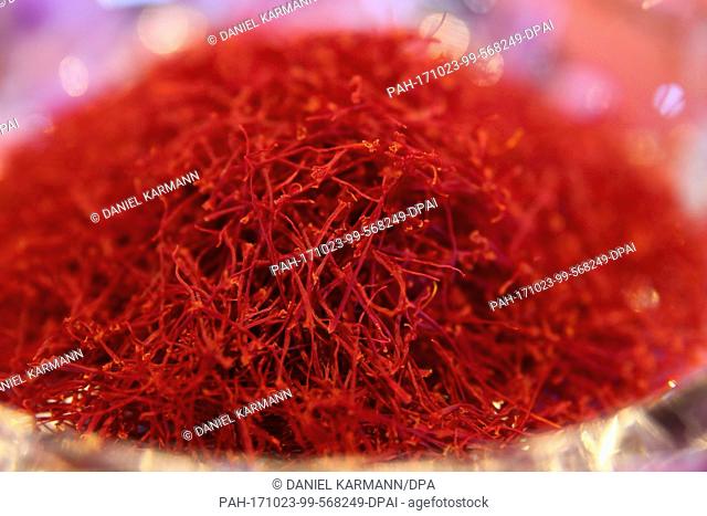 The blossom strings of the saffron crocus flower can be seen on a plate in Feuchtwangen, Germany, 17 October 2017. The deep red blossom strings are the main...
