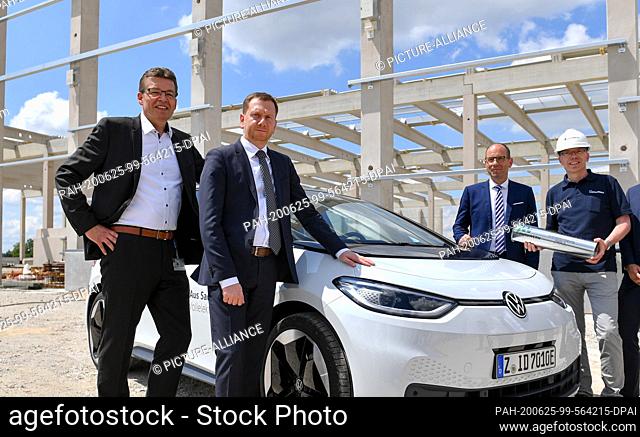 25 June 2020, Saxony, Meerane: Reinhard de Vries (l-r), Managing Director of Volkswagen Sachsen, Michael Kretschmer (CDU), Prime Minister of Sachsen