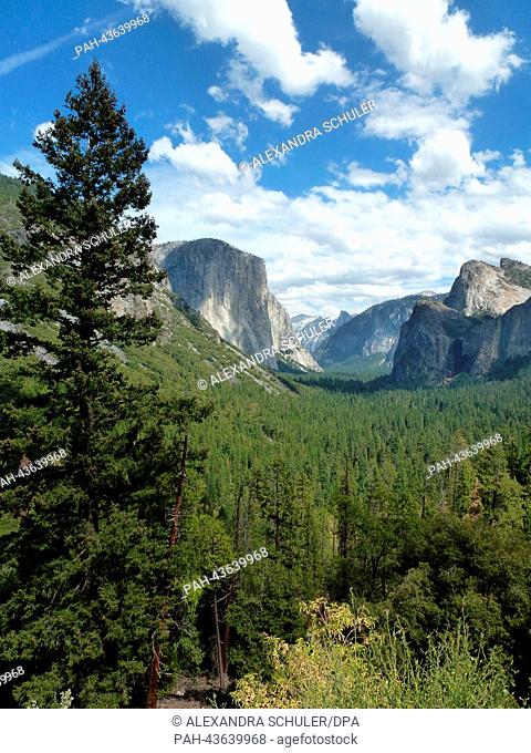 View into Yosemite Valley with the rocks 'El Capitan' (L) and 'Half Dome' (back) from Tunnel View viewpoint in Yosemite National Park in California