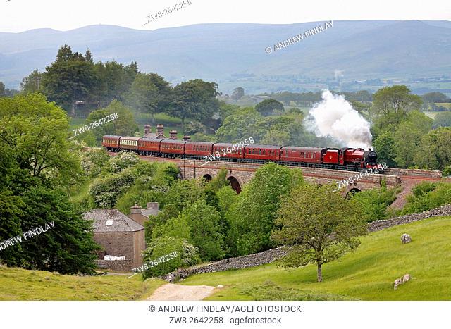 Settle to Carlisle Railway Line. Steam train crossing Crosby Garrett Viaduct. Eden Valley, Cumbria, England, UK. Summer