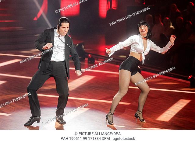 11 May 2019, North Rhine-Westphalia, Cologne: Oliver Pocher, presenter, and Christina Luft, professional dancer, dance in the RTL dance show Let's Dance at the...