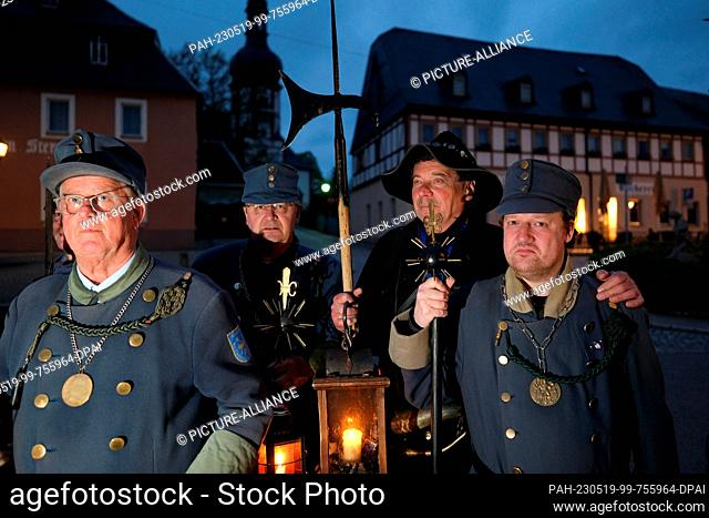 19 May 2023, Saxony, Zwönitz: Night watchmen from Denmark stand on the market square. From May 19 to 21, 2023, the 38th European Night Watchmen and Towers...