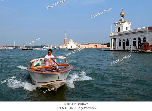 MOTORBOAT AT THE MOUTH OF THE GRAND CANAL WITH THE SAN GIORGIO MAGGIORE CHURCH IN THE BACKGROUND AND, TO THE RIGHT, THE PUNTA DELLA DOGANA CUSTOMS’ POINT
