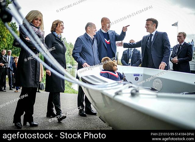 10 October 2023, Hamburg: Brigitte Macron (l-r), Britta Ernst, German Chancellor Olaf Scholz (SPD) and French President Emmanuel Macron look at a sports...