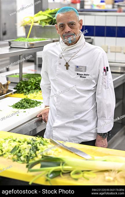 20 December 2023, Berlin: City Mission chef Klaus Hoppe cooks for homeless people at Christmas in the Hotel Intercontinental Berlin together with top chefs