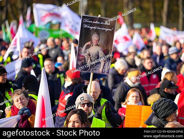 22 November 2023, Berlin: Participants from the service sector trade union verdi and the education and science trade union GEW demonstrate during a rally on...