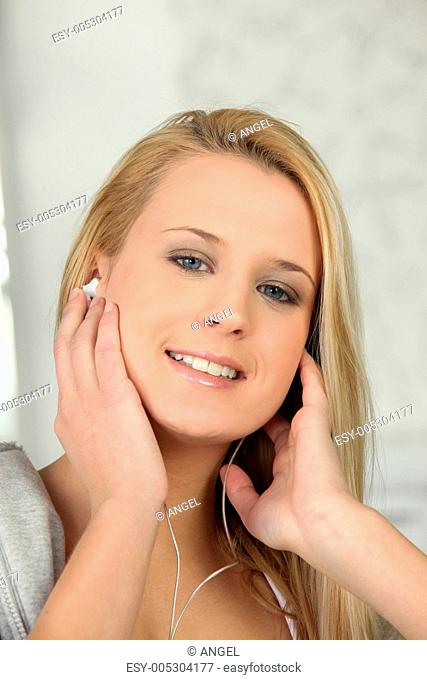 blonde listening to music