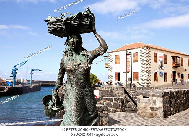 Statue of fish selling woman or fisherwoman and the Casa de la Aduana, Puerto de la Cruz, Tenerife, Canary Islands, Spain, Europe
