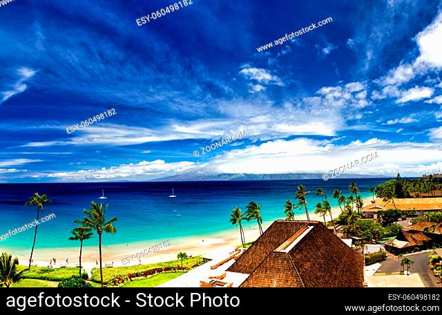 Blick über den Strand von Kaanapali Beach auf Maui über das Meer auf die Insel Molokai in Hawaii, USA. View over Kaanapali Beach on Maui towards Molokai in...