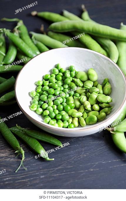 A bowl of freshly shelled beans and peas
