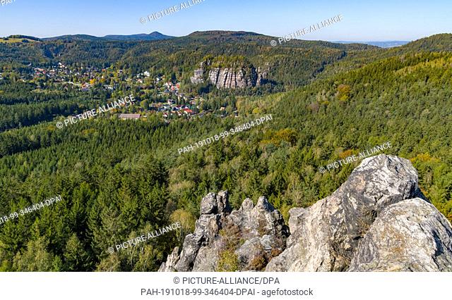 07 October 2019, Saxony, Oybin: View from the Scharfenstein to the health resort Oybin in the Zittau Mountains at the border to the Czech Republic and Poland