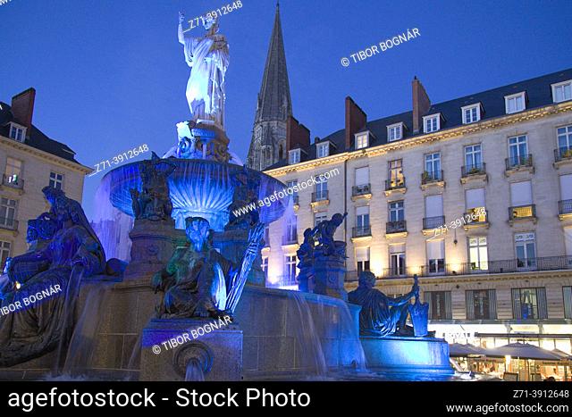 France, Bretagne, Nantes, Place Royale, Saint Nicolas church, fountain,