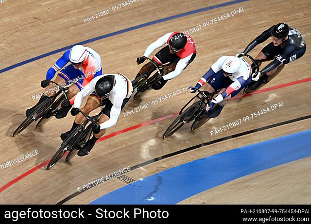 07 August 2021, Japan, Izu: Cycling/Track: Olympics, Keirin, Men at the Izu Velodrome. Maximilian Levy (2.vl) from Germany on the track