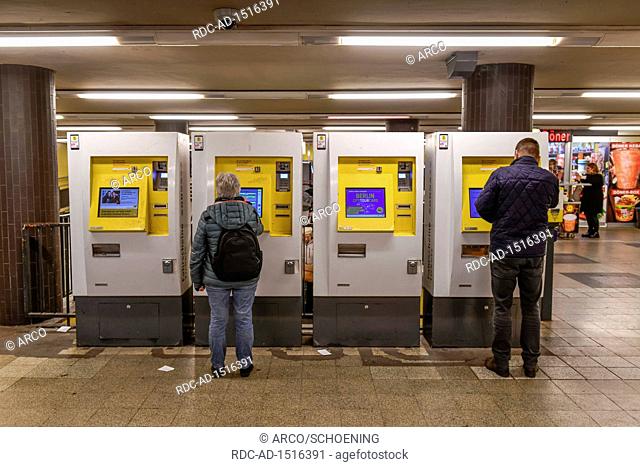 Ticketautomaten, Bahnhof Zoologischer Garten, Charlottenburg, Berlin, Deutschland