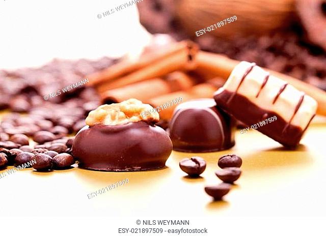 Gemischte Trüffel Schokolade Pralinen auf Gold