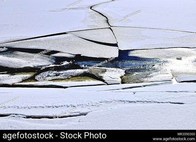 Bruchgefahr Eisdecke, Danger of breaking ice