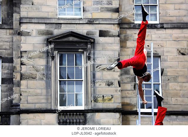 Scotland, Midlothian, Edinburgh, Acrobats performing in The Royal Mile in the Old Town of Edinburgh during the Fringe Festival