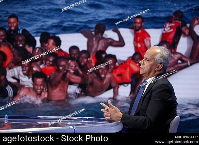 Italian Interior Minister Matteo Piantedosi was a guest of the Porta a Porta television program. In the background the image of migrants on a boat