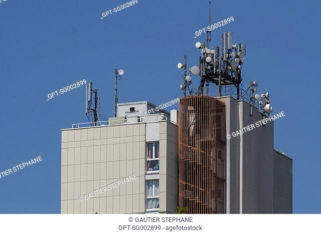 APARTMENT BUILDING, MOBILE TELEPHONE RELAY ANTENNAS, LES ULIS (91), ILE-DE-FRANCE, FRANCE