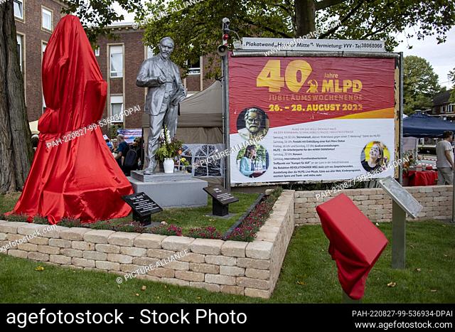 27 August 2022, North Rhine-Westphalia, Gelsenkirchen: The new, still covered Karl Marx statue in front of the party headquarters of the Marxist-Leninist Party...