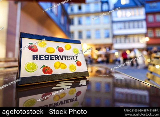PRODUCTION - 29 September 2023, Hesse, Frankfurt/Main: In the historic old town, a table is reserved in the outdoor restaurant