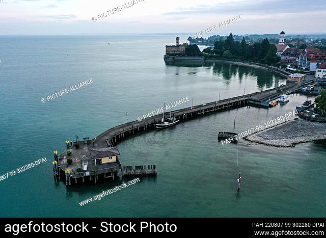 07 August 2022, Baden-Wuerttemberg, Langenargen Am Bodensee: View of Montfort Castle and the harbor shortly after sunrise on Lake Constance