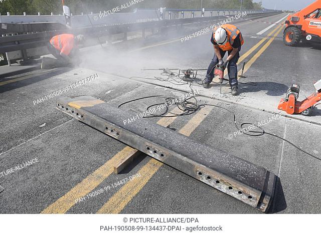 08 May 2019, Mecklenburg-Western Pomerania, Tribsees: Maintenance work is being carried out on the last section east of the Trebeltal Bridge on the makeshift...