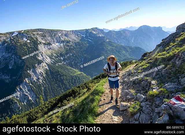 Mountaineer, hiker on hiking trail to the Bärenkopf, in the back ridge Stanser-Joch-Kamm with Stanser Joch, Karwendel, Tyrol, Austria, Europe