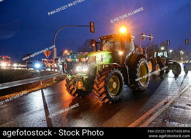 21 December 2023, Saxony-Anhalt, Coswig (Anhalt): Tractors belonging to farmers from the Wittenberg area block the access road to the A9 near Coswig