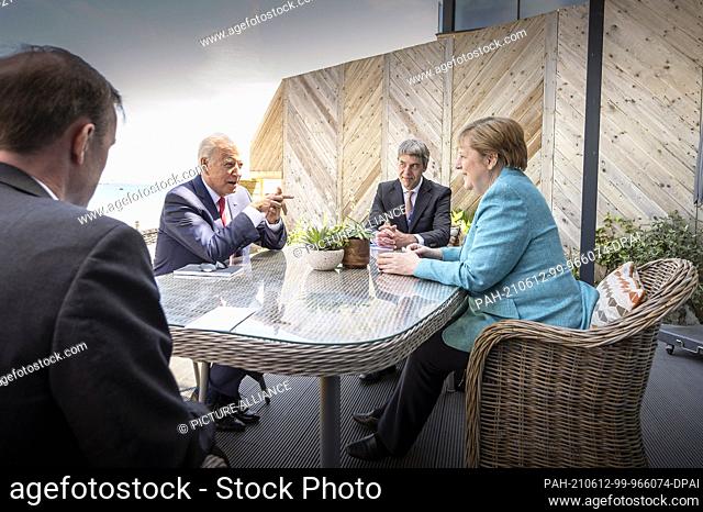 12 June 2021, England, St.Ives: German Chancellor Angela Merkel (CDU) and U.S. President Joe Biden (2nd from left) sit with their foreign policy advisors Jan...