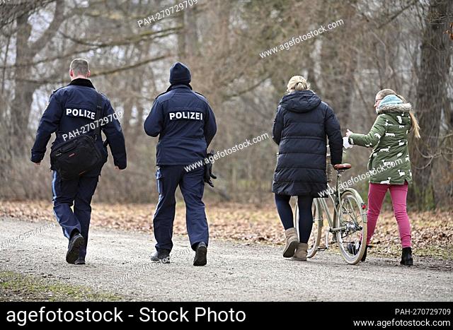 Police officers escort a woman and her daughter on a walk, body protection, . - Munich/Bayern/Deutschland