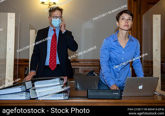 17 August 2021, Saxony, Leipzig: Frauke Petry and her husband Marcus Pretzell sort through documents at Leipzig District Court before the start of the appeal...