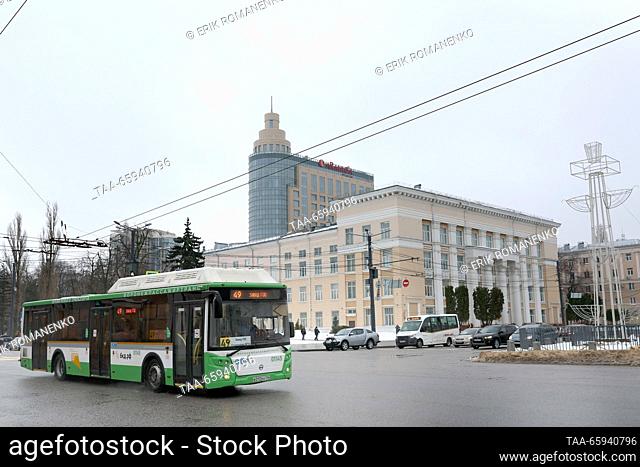 RUSSIA, VORONEZH - DECEMBER 20, 2023: A bus drives along Plekhanovskaya Street. Erik Romanenko/TASS