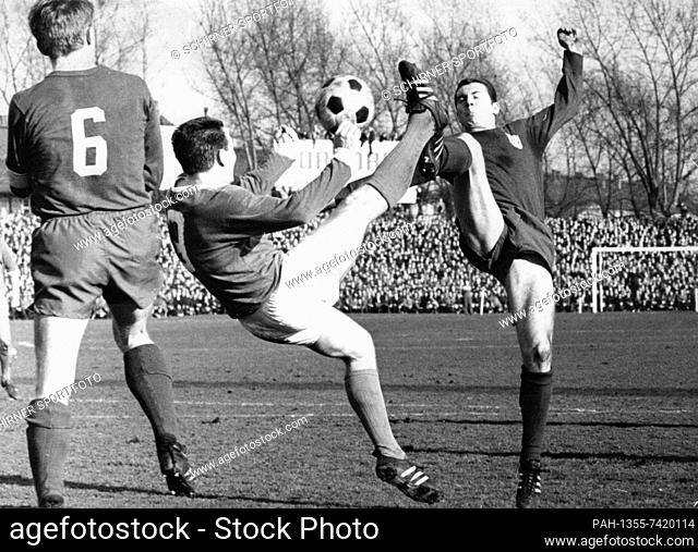 Franz Beckenbauer (r) and his opponent Willi Kraus (center) on 25 March 1967. | usage worldwide. - Gelsenkirchen/Germany