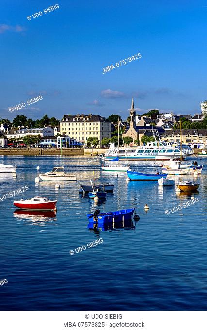 France, Brittany, FinistÃ¨re Department, BÃ©nodet, view of Odet River with town and harbour from Sainte Marine