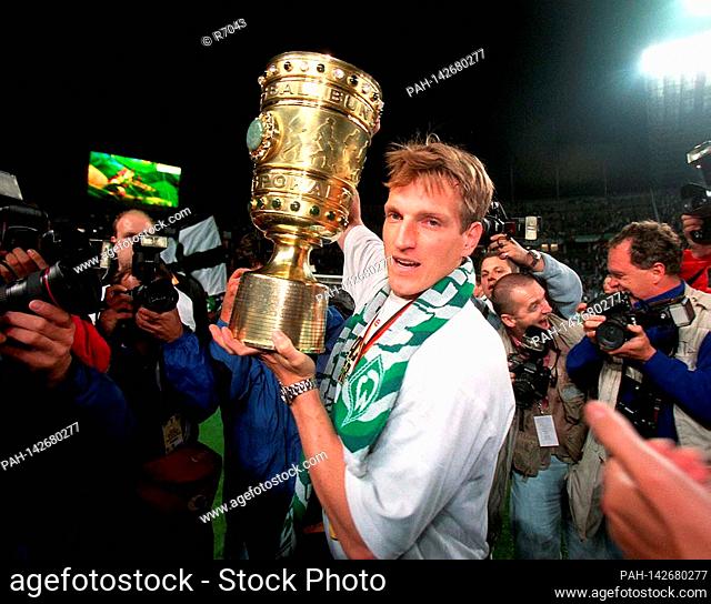 Soccer . 12.6.99 DFB Cup final in Berlin FC Bayern Munich - Werder Bremen 5: 6 nE Andreas Herzog with Cup Copyright by firo sportphoto: Tel