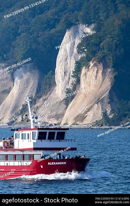 09 September 2023, Mecklenburg-Western Pomerania, Sassnitz: An excursion boat sails in sunny weather from the port of Sassnitz with tourists for a side trip to...