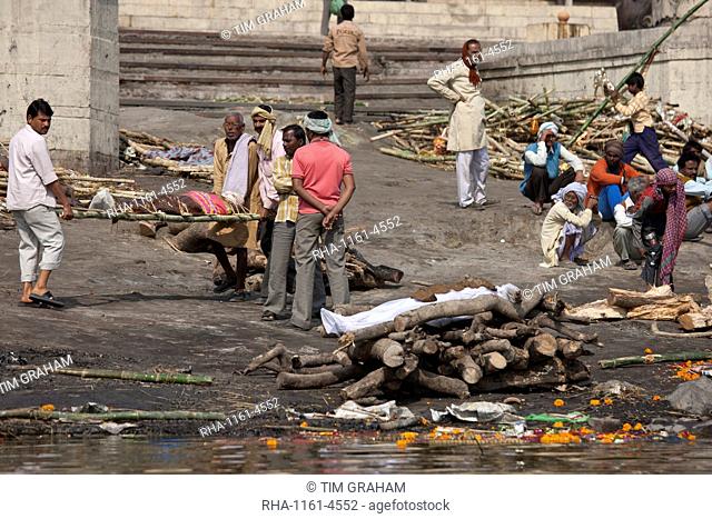 Mourners with bodies for Hindu cremation at Harishchandra Ghat crematorium in Holy City of Varanasi, Benares, India