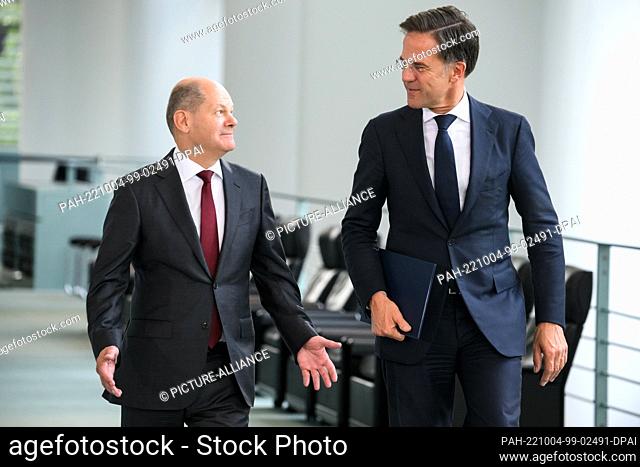 04 October 2022, Berlin: German Chancellor Olaf Scholz (l, SPD) and Mark Rutte, Prime Minister of the Netherlands, arrive for a press conference after the...