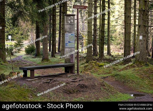 07 May 2021, Thuringia, Stützerbach: A wooden bench with a stele on the Rennsteig points out a so-called ""Rennsteig ladder""
