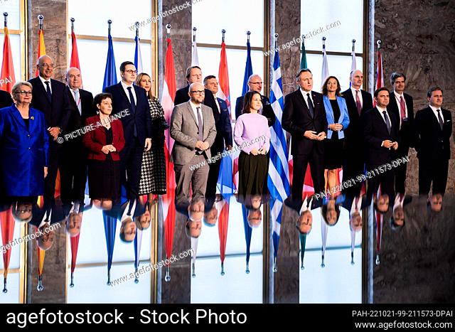 21 October 2022, Berlin: Annalena Baerbock (Bündnis 90/Die Grünen (M in purple), Foreign Minister, stands with counterparts and other representatives for a...