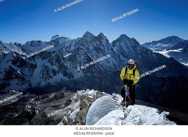 Nepal, Himalaya, Solo Khumbu, mountaineer at Ama Dablam South West Ridge