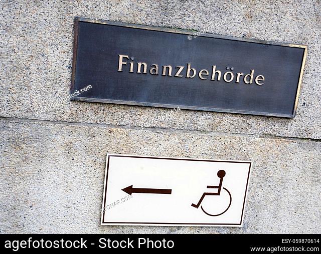 Hinweis an der Außenmauer zum Finanzamt Hamburg