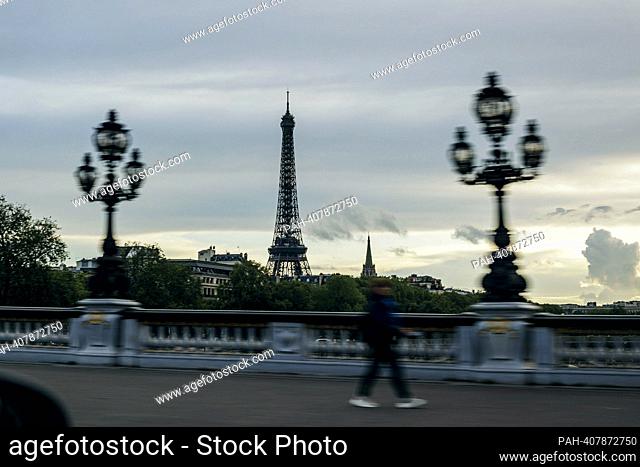 View of the Eiffel Tower in Paris on a moving car out. Paris 05/09/2023. - Paris/Frankreich