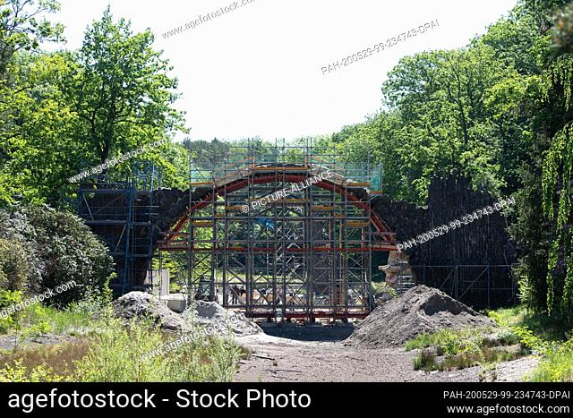 29 May 2020, Saxony, Gablenz: A scaffold surrounds the Rakotzbrücke in the Rhododendron Park. The grotto of the Rakotz Ensemble was inaugurated on the same day
