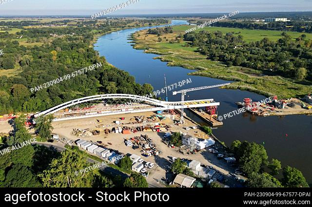 04 September 2023, Brandenburg, Küstrin-Kietz: Work is taking place on the German-Polish border river Oder for the construction of a new railroad bridge over...