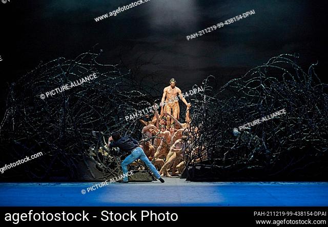 17 December 2021, Hamburg: Dancers Alexandr Trusch (l) as Prince Desire, Matias Oberlin as the evil fairy (above, The Thorn) and ensemble stand on the stage of...