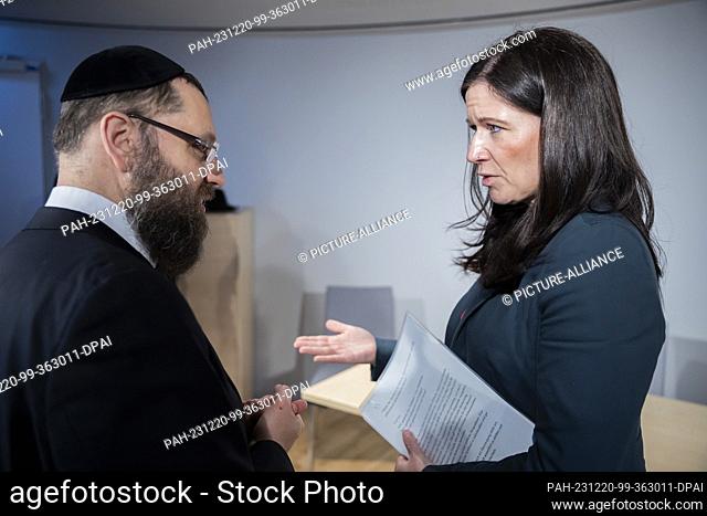 20 December 2023, Berlin: Rabbi Yehuda Teichtal, Chairman of the Jewish Community Chabad Berlin, and Katharina Günther-Wünsch (CDU)