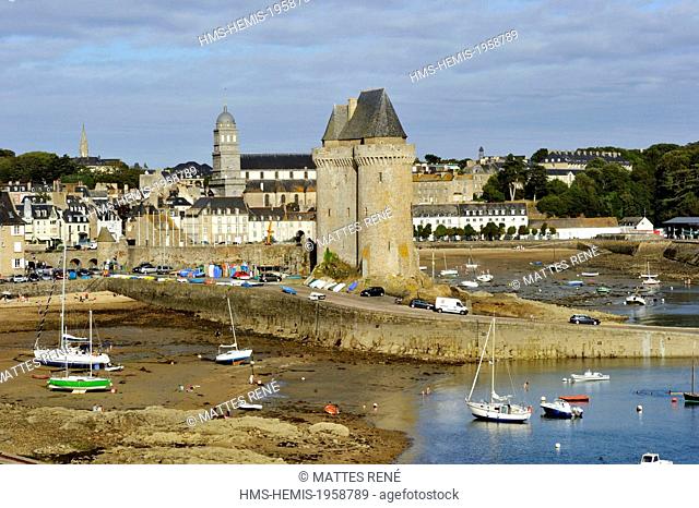 France, Ille et Vilaine, Cote d'Emeraude (Emerald Coast), Saint Malo, Saint Servan district, the harbour and the Solidor tower