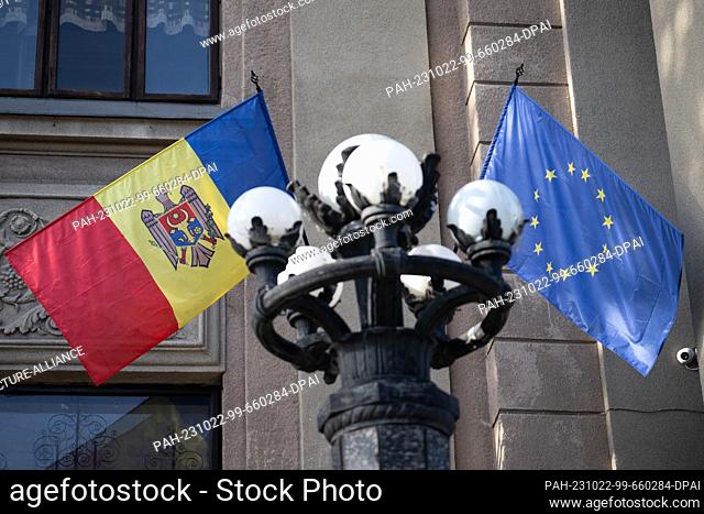 22 October 2023, Moldova, Chi?in?u: The flag of the Republic of Moldova (l) hangs next to the flag of the European Union